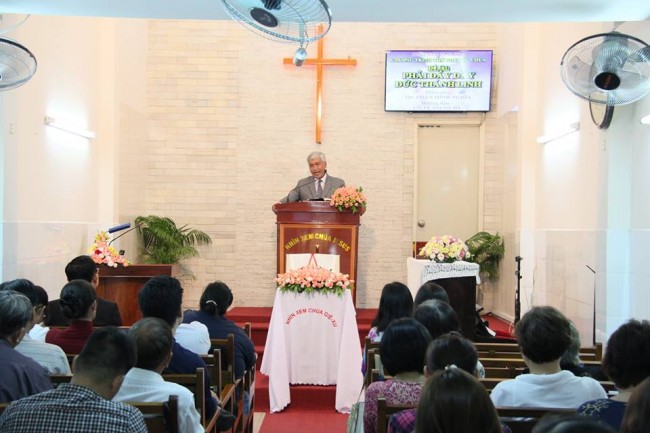 MS. Phan Minh Nghĩa giảng lời Chúa